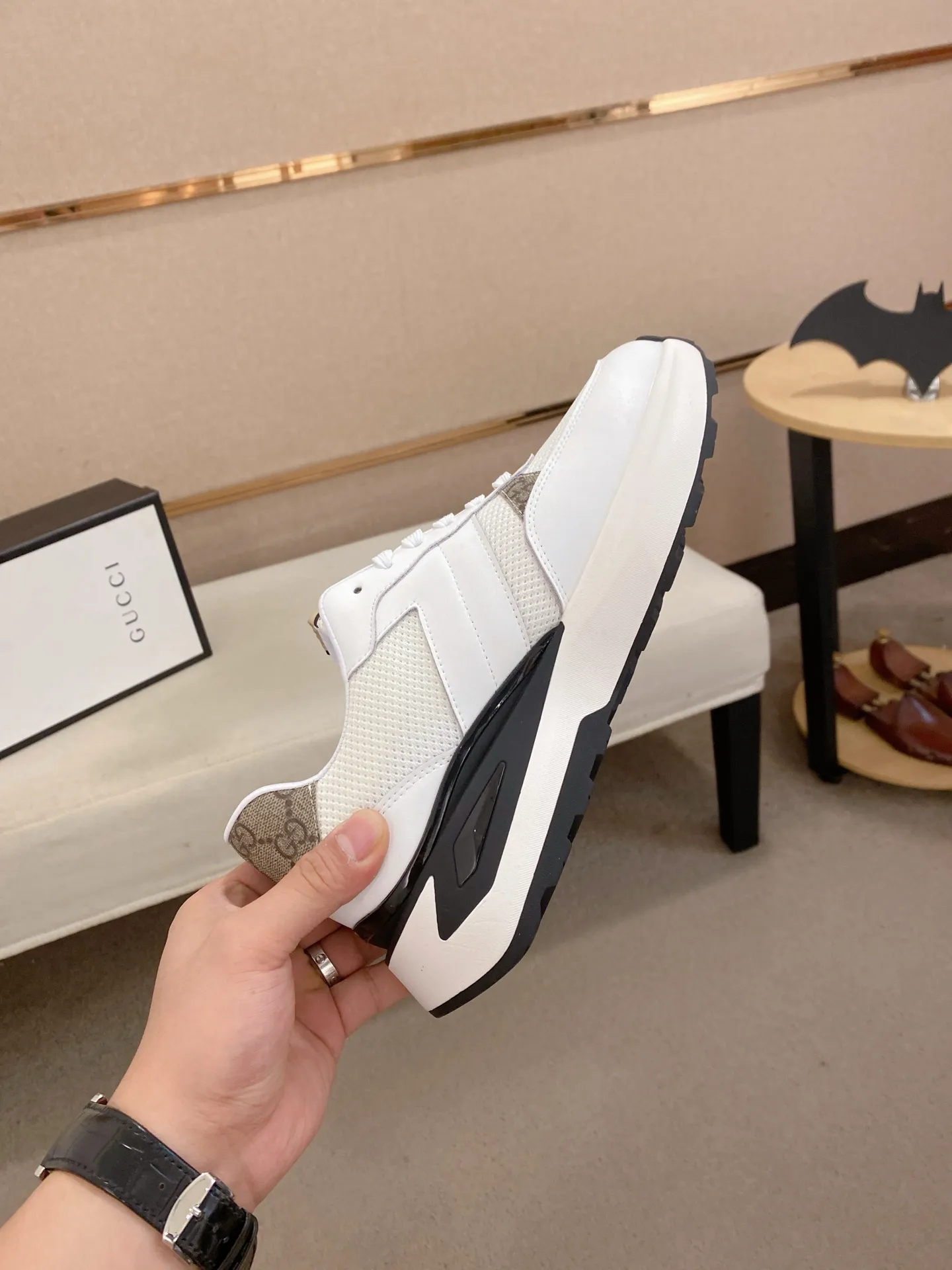 Men's shoes 💰 462💰The new GUCCI (Gucci) counters are launched simultaneously. The new men's shoes, 😘fabrics are selected from imported cowhide, and the lining is sheepskin lining. 👍🏿 High-end ☄️ air-cushion molded anti-slip rubber outsole, exquisite lines, simple and elegant, comfortable and high-end for leisure travel. Code number: 38 to 44 (45 can be customized and cannot be returned or exchanged)